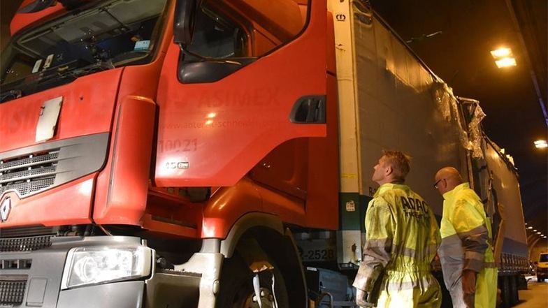 In der Nacht zu Montag ist es im Tunnel Königshainer Berge zu einem Unfall gekommen. Ein Lkw ist durch Unachtsamkeit gegen die Wand geprallt und sorgte in der Folge für erhebliche Verkehrsbehinderungen. Verletzt wurde dabei niemand. Hier begutachten Mitarbeiter des ADAC das Fahrzeug...