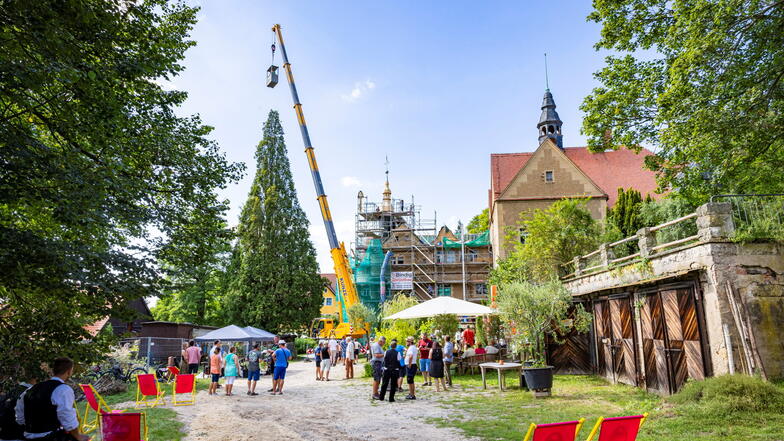 Mit einem Fest wurde die beginnende Sanierung des Daches von Schloss Thürmsdorf gefeiert. Rechts der Anbau, der Anfang des 20. Jahrhunderts entstand, links eingerüstet der alte Schlossteil, gebaut im 17. Jahrhundert.