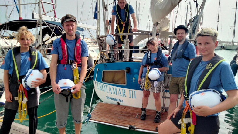 Clara Baudisch (l.) mit der Crew im sizilianischen Licata, dem Heimathafen der "Trotamar III".