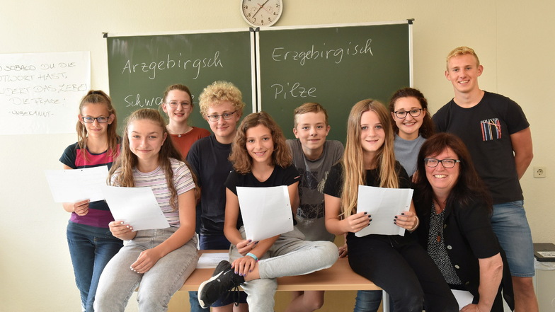 Der Teil der Mundart-AG des Gymnasiums Altenberg, der für den Freitag probt, mit Lehrerin Katrin Legler (r.).