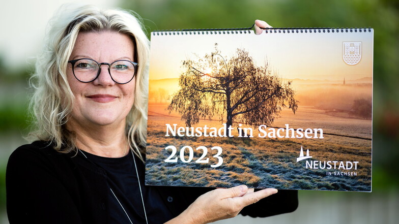 Anett Wolf, Mitarbeiterin im Tourismus-Servicezentrum in Neustadt präsentiert den neuen Neustadt-Kalender.