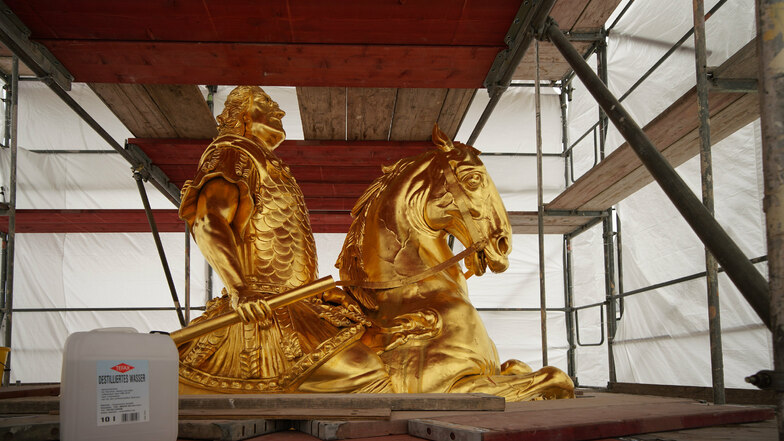 Den Goldenen Reiter in Dresden bekommen derzeit nur Restauratoren und Denkmalexperten zu sehen. Denn das Standbild ist eingerüstet und verhüllt.
