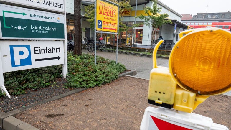 Das Einfahrts- und Parkplatzschild ist noch vorhanden. Doch dem Pfeil können Autos nicht mehr auf dem Parkplatz an der "Lößnitzperle" folgen. Wo bislang die Zufahrt war, ließ die Stadt eine Rabatte bauen und Warnbaken aufstellen.