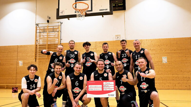 Riesenjubel bei den Basketballern des SV Motor Großenhain. Beim Vereinswettbewerb von Sachsen-Energie gab es 1.500 Euro.
