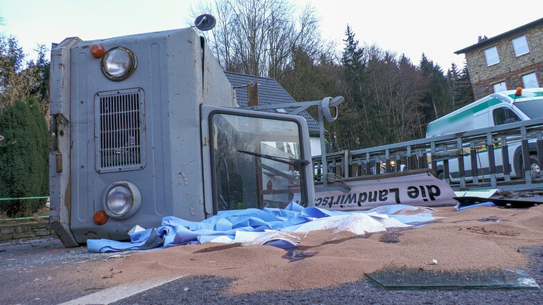 Multicar kippt nach Unfall auf die Seite: Während der Bauernproteste kam es zu einem Unfall im Erzgebirge.