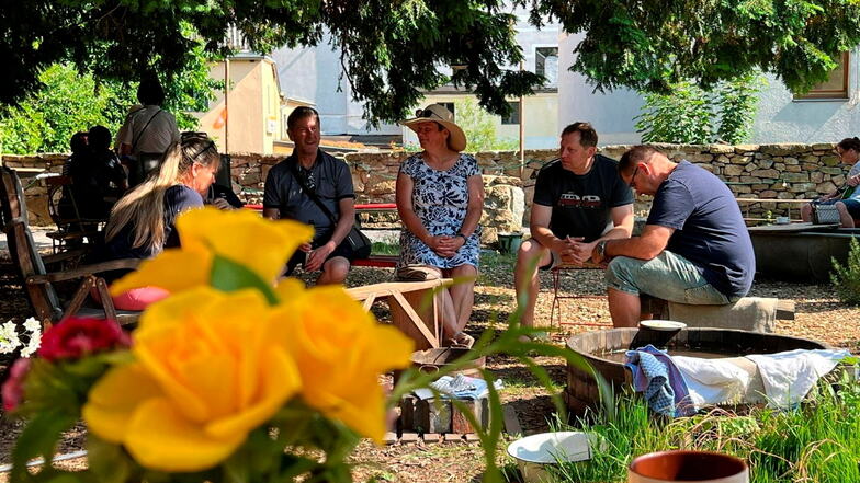 Der Tag der offenen Gartenpforte ist auch dazu da, miteinander ins Gespräch zu kommen, zu fachsimpeln und natürlich sonst verschlossene Objekte zu erkunden - wie hier 2023 die Alte Baderei in Kamenz.