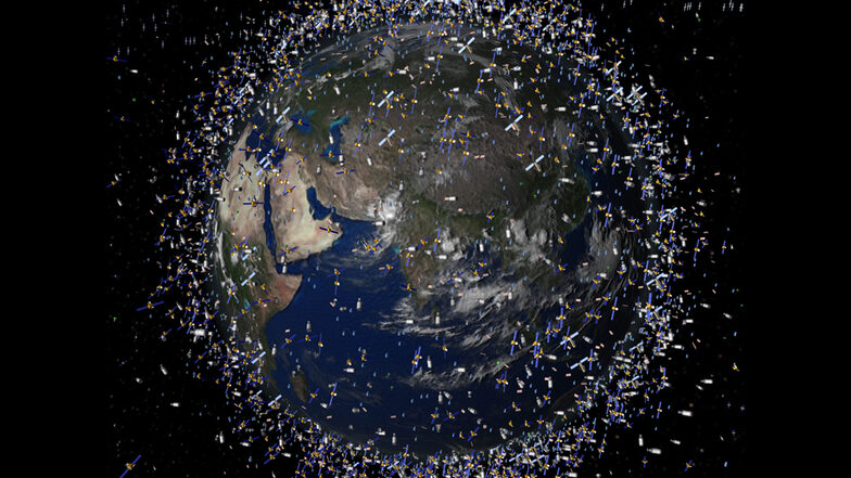 Das computergenerierte Bild der European Space Agency (Esa) zeigt Weltraummüll früherer Weltraummissionen, der neben intakten Satelliten um die Erde kreist.