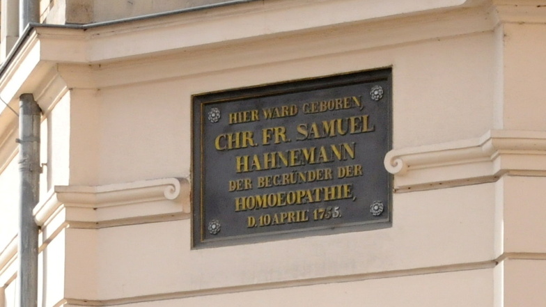 Seit dem 100, Geburtstag kündet diese Tafel über dem nun wieder geschaffenen Eingang zum Haus davon, dass Samuel Friedrich Christian Hahnemann hier geboren wurde und seine Kindheit und Jugendjahre verbrachte.