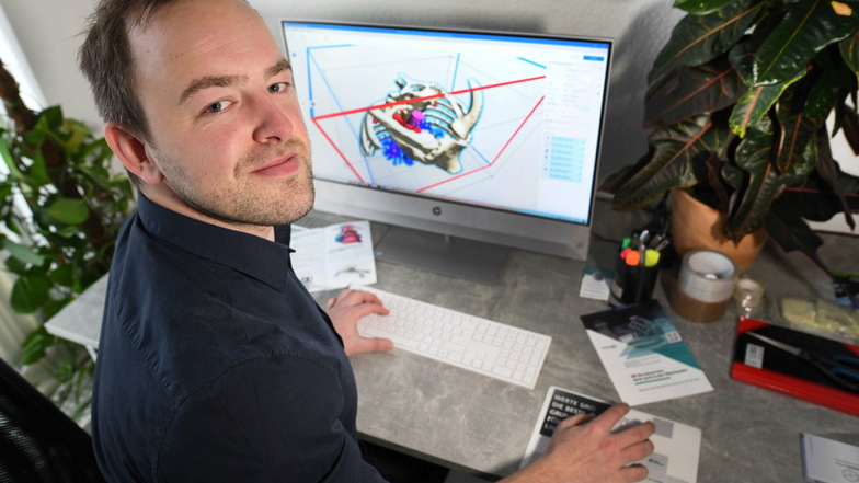 Marcel Richter erstellt in seiner Firma in Neugersdorf am Computer ein 3D-Druck-Modell.