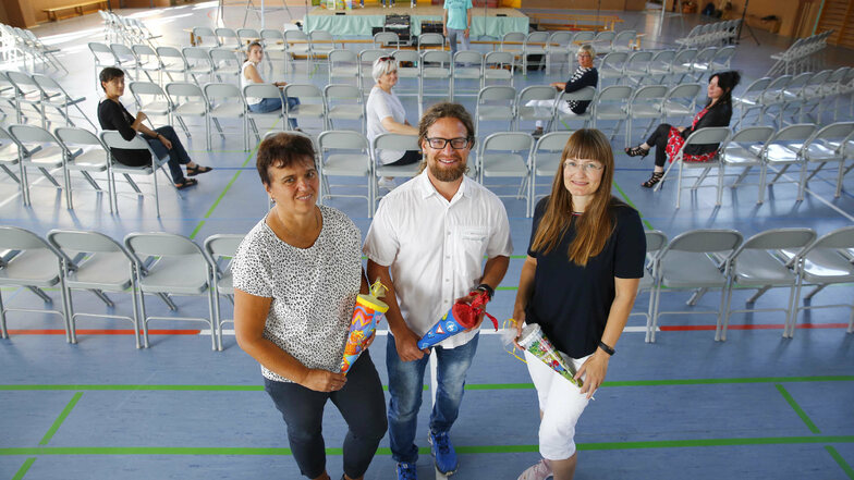 In der Grundschule am Forst in Kamenz wird die Einschulungsfeier vorbereitet. In der Sporthalle wurden Sechser-Stuhlgruppen aufgestellt. Die Klassenleiter Steffi Lochmann, Thomas Bär und Nadin Gailus (v.l.) freuen sich auf ihre ABC-Schützen.