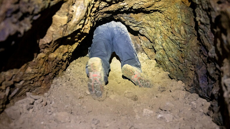 Ankunft im Dunkel: Weil das ursprüngliche Mundloch zugebrochen ist, führt der Weg ins Bergwerk über eine Rampe aus Erde und Gestein.