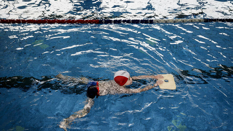 Diese Woche im Görlitzer Neißebad: Ein Junge erlernt in einem Kurs des SV Lok Görlitz das Schwimmen.