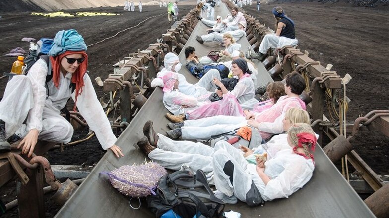 Aktivisten des Protestbündnisses „Ende Gelände“ liegen am Sonnabend im Braunkohlentagebau Welzow auf einem Förderband.
