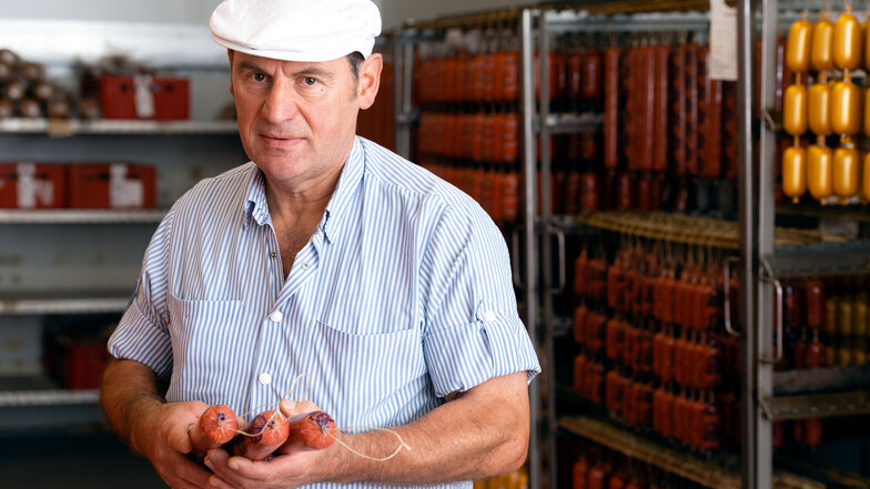 Fleischermeister Johannes Augst produziert in Leutwitz und betreibt zurzeit elf Geschäfte. Fünf Verkäuferinnen bzw. Verkäufer würde er sofort einstellen. Auch Quereinsteiger haben bei ihm eine Chance.