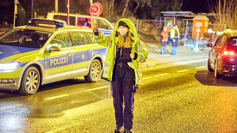 "Halt Polizei": Polizeimeisterin Lindner hält an der Poisentalstraße in Freital die Kelle hoch, um Autos anzuhalten. Kontrolliert werden Fahrzeugpapiere, Autoausstattung, bei Verdacht aber auch der Konsum von Alkohol und Drogen und, ob verbotene Dinge im 