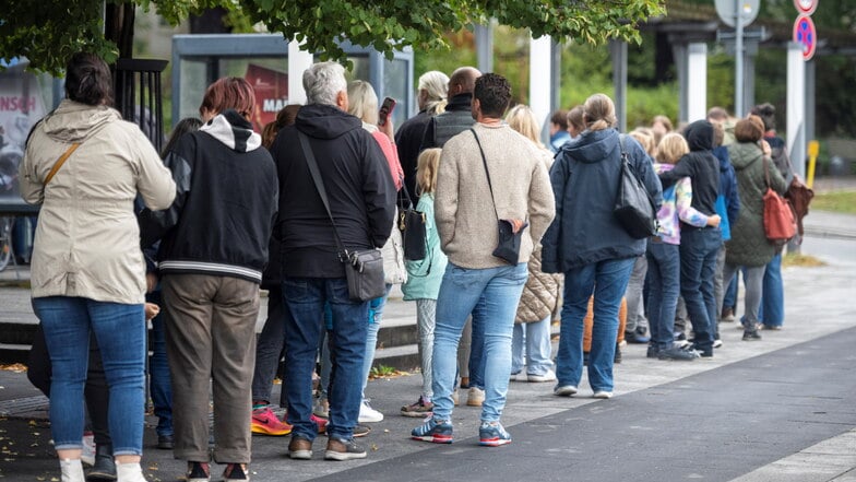 Der Verkauf aus dem Theaterfundus begann am Sonnabend um 11 Uhr, schon eine halbe Stunde vorher bildeten sich eine lange Schlange vor den Landesbühnen in Radebeul.