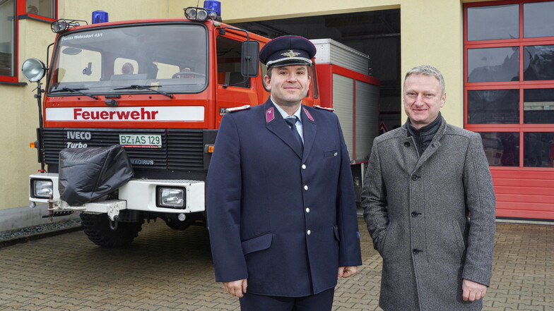 Sebastian Baumhekel (l.), Ortswehrleiter von Wehrsdorf, und Sohlands Bürgermeister Hagen Israel freuen sich auf das neue Einsatzfahrzeug für die Wehrsdorfer Feuerwehr, das das alte Modell LF 8 aus dem Jahr 1990 ersetzen soll.