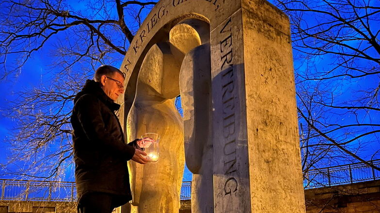 Bereits am Donnerstagabend hat Markus Dreßler, Bürgermeister der Stadt Pirna, am Denkmal für die Opfer von Krieg, Gewalt und Vertreibung im Brückenpark ein Friedenslicht entzündet.