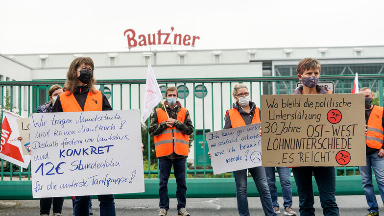 Fordern eine Angleichung ihrer Löhne ans West-Niveau: Mitarbeiter von Bautz'ner Senf streiken vorm Werk in Kleinwelka.