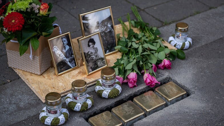 Neben den Stolpersteinen erinnern Fotos, Kerzen und Blumen an die ehemaligen Bewohner am Stadtpark in Görlitz. Auch in Löbau, Zittau und Weißwasser werden jetzt Stolpersteine geputzt.