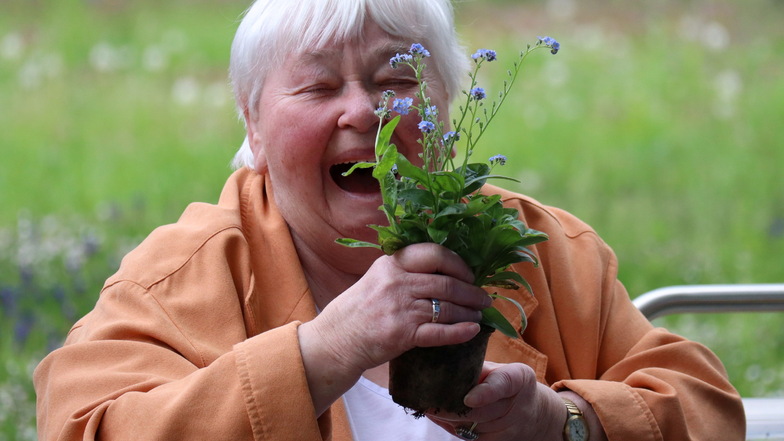 Auch diese Bewohnerin des Riesaer Seniorenhauses „Albert Schweitzer“ freute sich im Vorjahr über die Blumenspende.