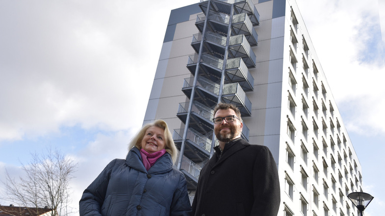 SWGD-Technikchefin Sigrid Mickan und Planer Peter Froebel vor der neuen Rettungstreppe am Hochhaus Josephinenstraße 4. Dieses Jahr werden dort weitere zwei Millionen Euro für die Erneuerung von Leitungen investiert.