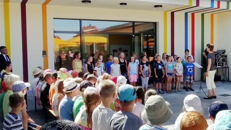 Mit Gesang und Tanz weihten die Grundschüler den Neubau in Bretnig ein.