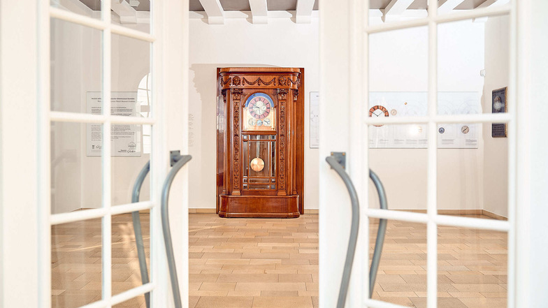 Das ist das größte Ausstellungsstück des Uhrenmuseums, die Goertz-Uhr. Am 1. Dezember wird sie öffentlich in Betrieb genommen.