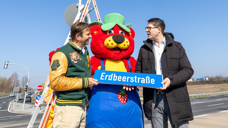 Karls-Chef Robert Dahl, das Maskottchen Karlchen und Sven Liebhauser, Oberbürgermeister der Stadt Döbeln kurz vor dem Anbringen des neuen Straßenschildes.