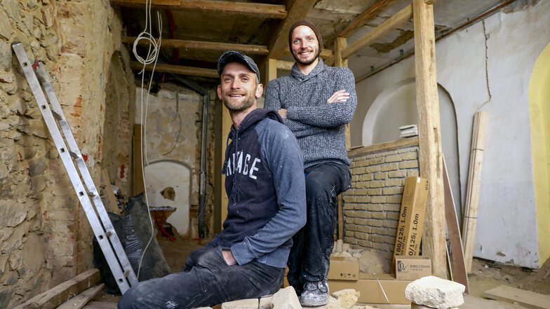 Steve Seidler (links) und Chris Höll sanieren das "Handtuchhaus" an der Inneren Zittauer Straße.