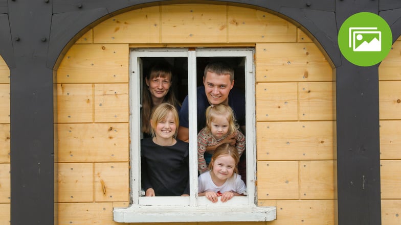 Enrico und Denise leben mit ihren Kindern Martha, Irma und Gerda in ihrem Umgebindehaus Am Flutgraben 26 in Dittersbach.