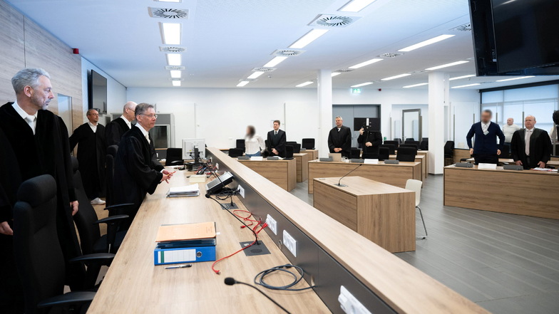 Blick in den Saal des Oberlandesgerichts Dresden: Die drei Angeklagten - zwei Männer aus Sachsen und eine Frau aus Brandenburg - sind nun verurteilt worden.