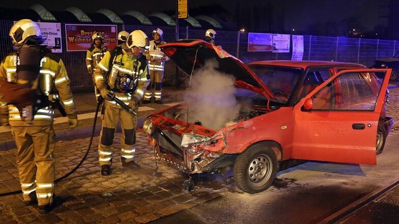 Nach dem Zusammenprall mit den parkenden Autos ging der Skoda in Flammen auf.