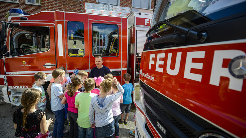 Hier besuchen Schüler der Nikolaischule die Feuerwehrwache in der Krölstraße. Sie soll an diesem Ort bleiben.