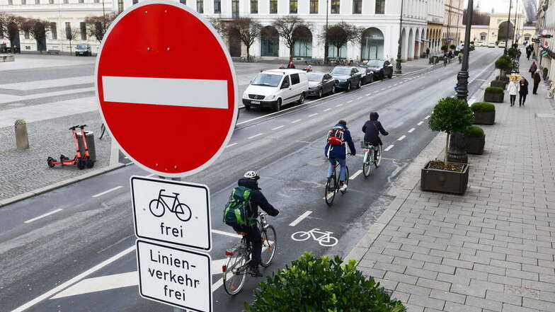 Diese Straße in München war bis vor Kurzem für Autos in beide Richtungen befahrbar, einen Radweg gab es nicht. Nun dürfen Autos nur noch in eine Richtung fahren, pro Seite gibt es einen Radweg. Pop-up-Radweg ist der Begriff für so eine Umwidmung.