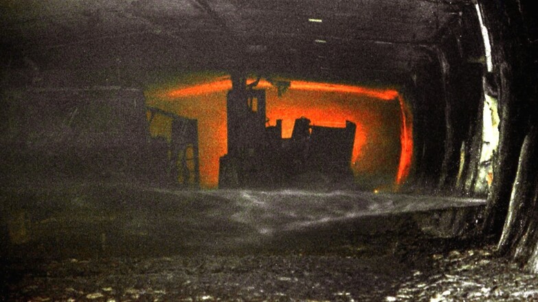 Gespenstisch leuchtet die rote Feuersbrunst aus dem österreichischen Tauerntunnel im Frühjahr 1999. Wohl im Sekundenschlaf war der Fahrer eines Lastwagens auf ein Stauende vor der Tunnel-Baustelle gerast.