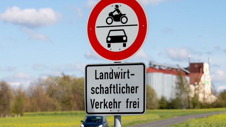 Diese Straße bei Grumbach darf nur von landwirtschaftlichen Fahrzeugen genutzt werden. Doch an dieses Verbot halten sich nicht alle Verkehrsteilnehmer.