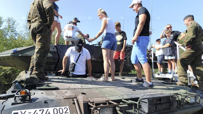 Ob Erwachsene oder Kinder: Viele Besucher hatten den Wunsch, einmal in einem Panzer zu sitzen. Die Fahrzeuge waren dadurch den ganzen Tag über dicht belagert.