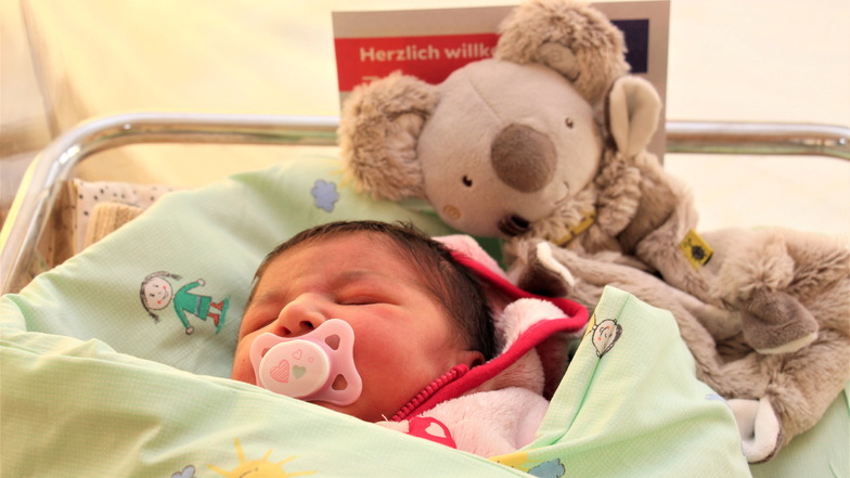 Die Erste im Landkreis Sächsische Schweiz-Osterzgebirge war in diesem Jahr ein Mädchen: Thea Marie kam um 4.09 Uhr im Helios Klinikum Pirna auf die Welt.