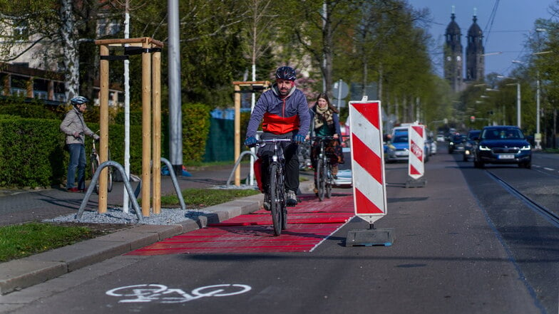 Radfahrer zeigten auf einem provisorischen Radweg, wie sie damit entlang der Reicker Straße sicherer unterwegs wären.