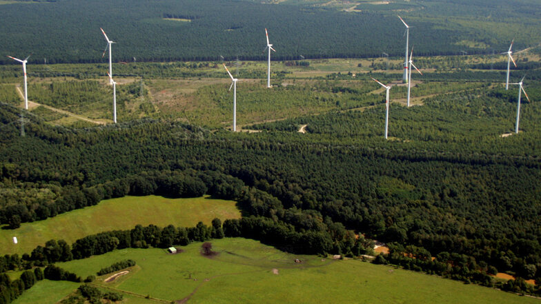 Die ersten Anlagen des Windparks auf der sogenannten Trattendorfer Hochkippe – hier 2012 – sind schon vor anderthalb Jahrzehnten ans Netz gegangen.