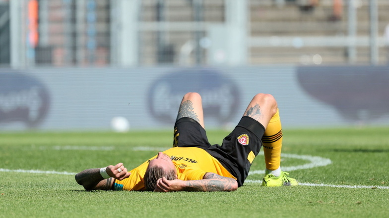 Manuel Schäffler liegt nach dem Spiel am Boden. Er und Dynamo haben 1:2 bei Viktoria Köln verloren.