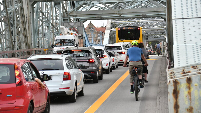 Der Verkehrsversuch am Blauen Wunder hat die Verkehrsteilnehmer in Dresden gespalten. Nun wird eine dauerhafte, sichere Lösung für Radfahrer gefordert.