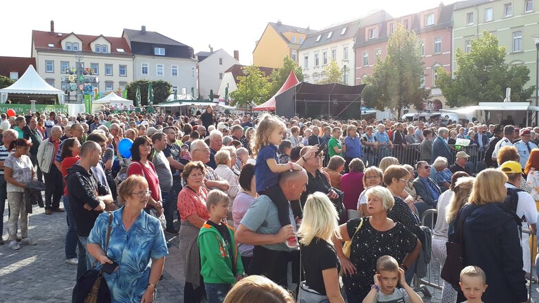 In wenigen Minuten wird der Tag der Sachsen am Rathausplatz eröffnet. Die Besucher warten geduldig.