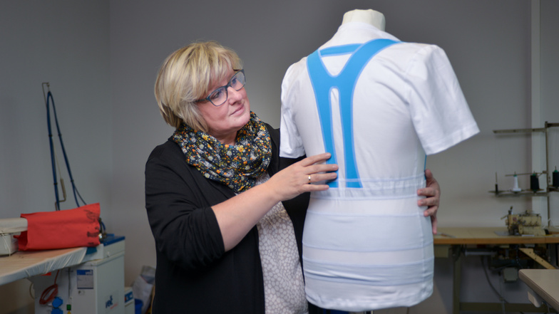 Die Idee für die blauen Streifen wurde speziell für dieses T-Shirt entwickelt. Schneidermeisterin Katrin Havekost fand heraus, wo sie am besten eingesetzt werden. 