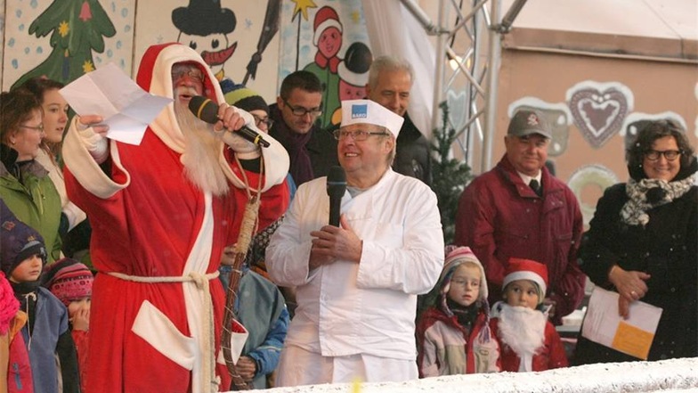 Der Weihnachtsmann spricht zum Markt in Schwepnitz zu den Gästen.