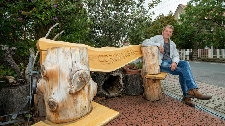 Lars Schlegel aus Birkwitz bei Pirna sitzt auf seiner selbst gebauten Corona-Bank. Diese steht vor seinem Haus, und wer sich setzt, hält den Mindestabstand automatisch ein, da es nur zwei Sitzplätze gibt.