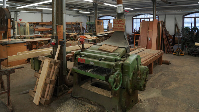 Auch die Holzwerkstatt der Werft bleibt.