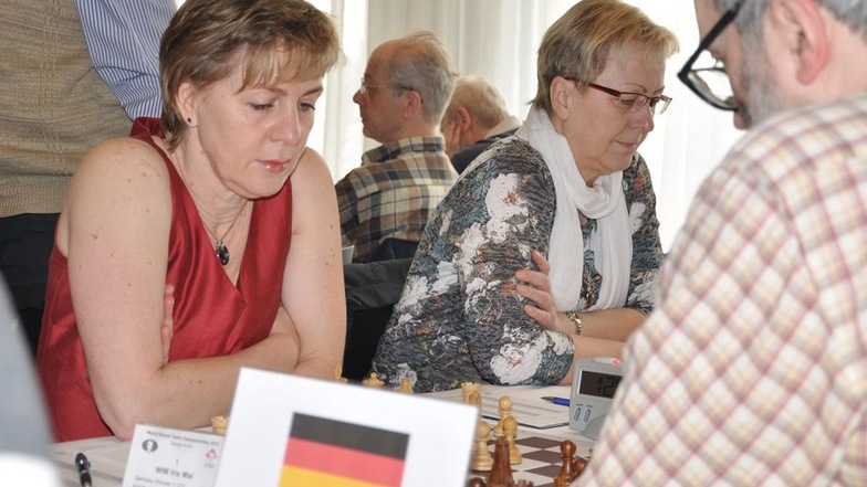 Volle Konzentration. Das deutsche Damenteam bei der Senioren-WM 2015 in Dresden in Aktion – mit Iris Mai (l.) und Brigitte Burchardt, beide tragen den Titel Internationale Meisterin der Frauen.