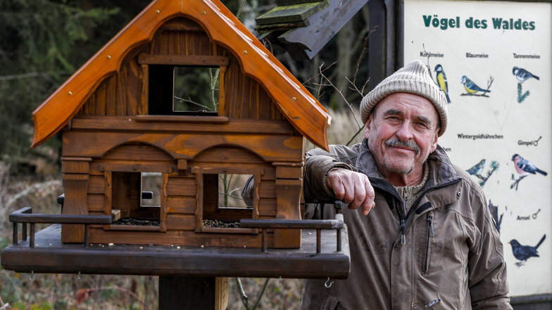 Arno Dießner aus Neugersdorf hat ein Vogelhaus für den Stadtwald gebaut. Es ist bereits das zweite. Das alte, das an derselben Stelle stand, ist spurlos verschwunden.